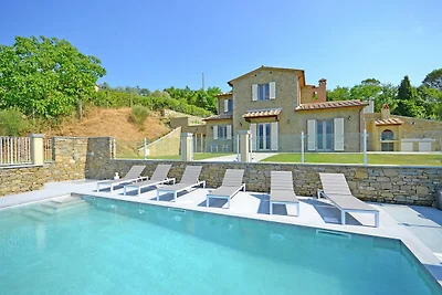 Lussuosa villa a Cortona con piscina