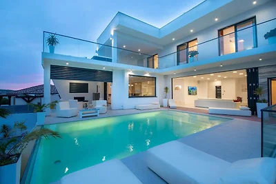 Villa met infinity pool in Maslenica