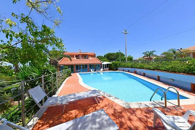Villa mit Privatpool Naehe Terrauzza