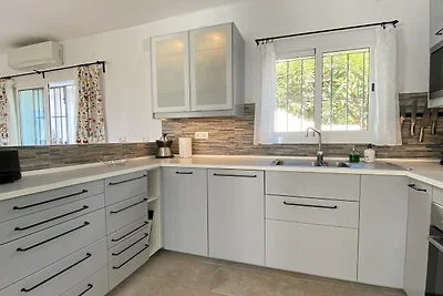 Reihenhaus in Nerja mit Pool und Meerblick