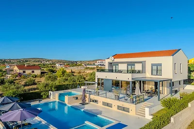 Moderne Villa mit privatem Pool