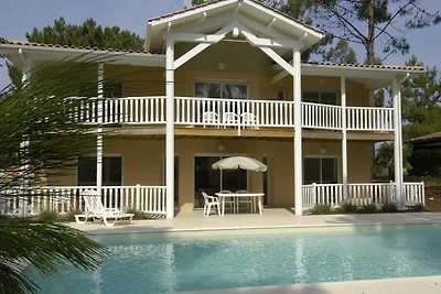 Villa mit Schwimmbad 2,2 km entfernt.