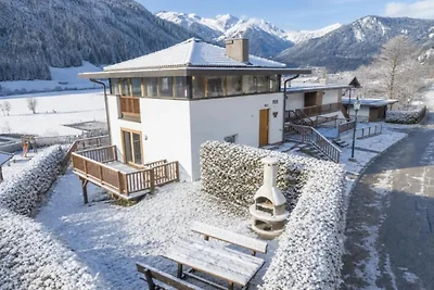 Soggiorno spazioso con vista sulle montagne