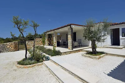 Boutique-Villa in Peroj mit Garten