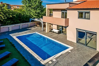 Spaziosa villa a Pola con piscina riscaldata