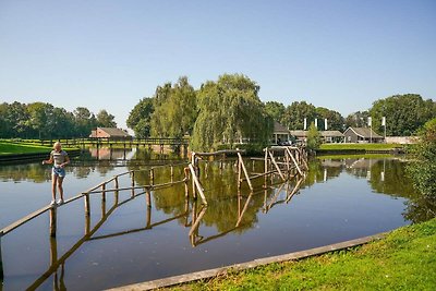 Vrijstaande villa met wasmachine, rondom een...