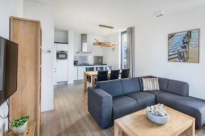 Moderne Lodge am Wasser in einem Nationalpark
