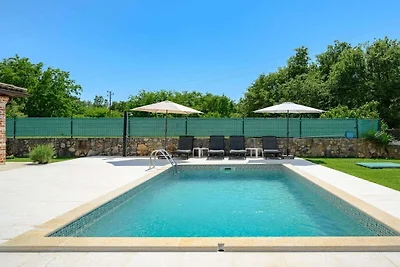 Villa in Višnjan mit Schwimmbecken