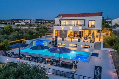 Moderne Villa mit privatem Pool