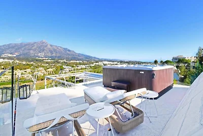 Villa in Nueva Andalucía mit Infinity-Pool