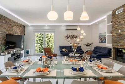 Modern & Stylish Villa with Private Pool - Fo...