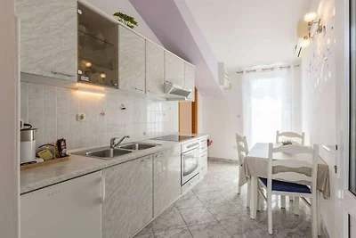 One Bedroom Apartment with Terrace and Sea Vi...