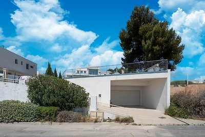 Villa con piscina privata e vista sulla...