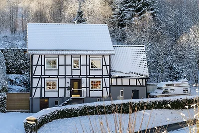 Haus Ruhrquelle Terrasse und Garage bei...