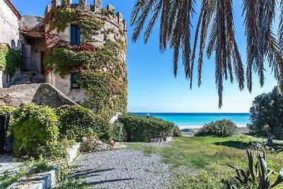 Seafront villa in Calabria with garden