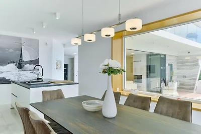 Villa mit Infinity-Pool in Maslenica