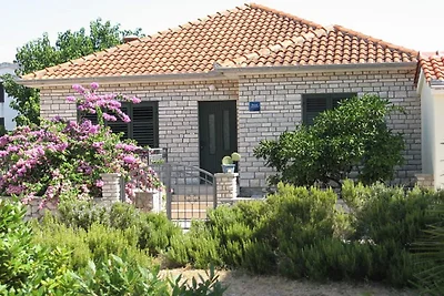 Haus mit drei Schlafzimmern und Terrasse
