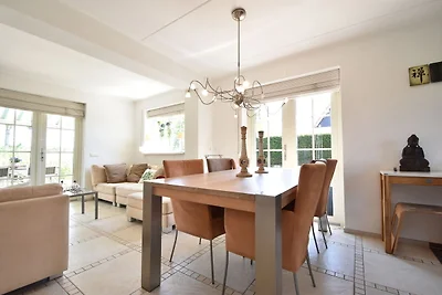 Attraktives Ferienhaus in Oude mit Garten