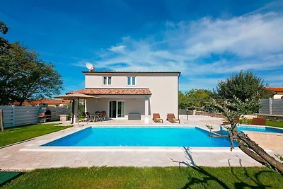 Ferienhaus in Tinjan mit Schwimmbecken