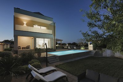 Moderne Villa in Peroj mit Pool und...