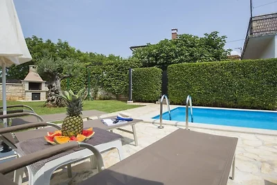 Ferienhaus in Tinjan mit Schwimmbecken