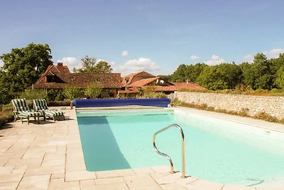 Schönes Ferienhaus in Issac mit Schwimmbad