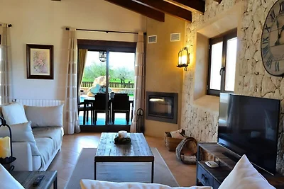 Villa in Buger mit Pool und Spielplatz