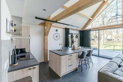 Bungalow con tetto di paglia e terrazza...