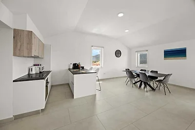 Bezauberndes Sommerapartment mit Meerblick