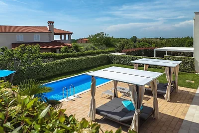 Ferienhaus in Novigrad mit Pool am Strand