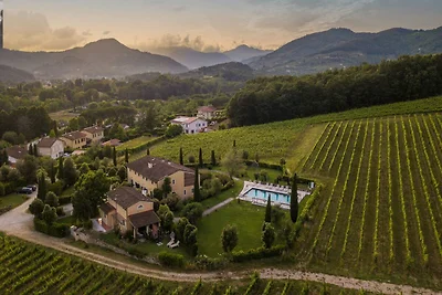 Villa a Monte San Quirico con Giardino