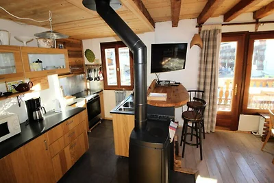 Traditionelles Chalet mit Holzdekor, sehr war...