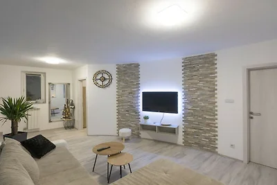 Downtown Koper Spacious Apartment with Balcon...