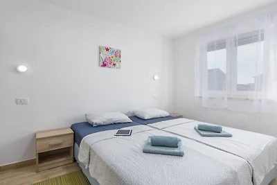 Ferienhaus in Nova Vas mit Schwimmbecken