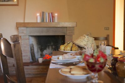 Casale con piscina e ampio giardino a...