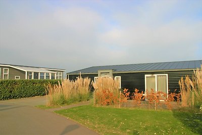 Schönes Ferienhaus mit dekorativem Kamin am...