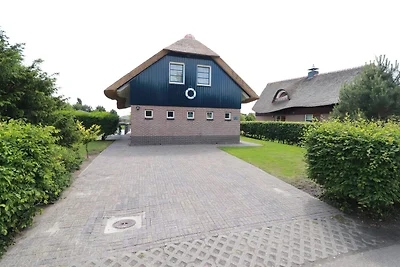 Stilvolle Villa am Wasser mit Sauna