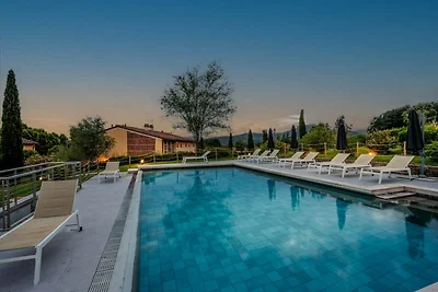 Cascina a Lucca con piscina e vigneti