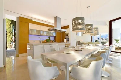 Villa in Nueva Andalucía mit Infinity-Pool