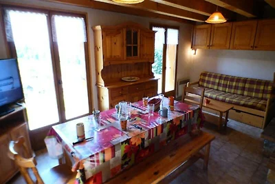 Chalet im Wald in der Nähe der Skipisten