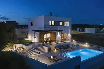Moderne Villa mit privatem Pool und Terrasse
