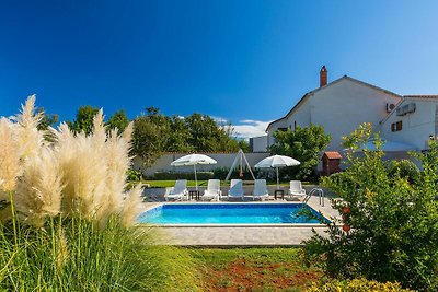 Boutique-Ferienhaus mit Pool in Šegotici