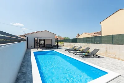 Villa in Bale mit Schwimmbecken