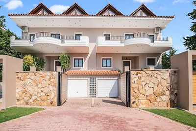 Luxuriöse Villa mit Pool in Anavissos