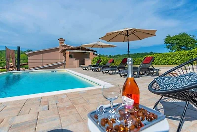 Vakantiehuis in Pićan met zwembad