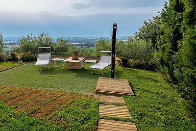 Modernes Haus mit Pool und Blick auf die...