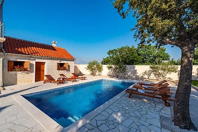 Große Villa mit Pool, ländliche Lage