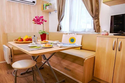 Mobilhome im Ferienpark mit grosser...