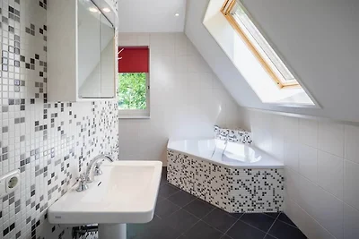 Ruime bungalow in het bos met sauna
