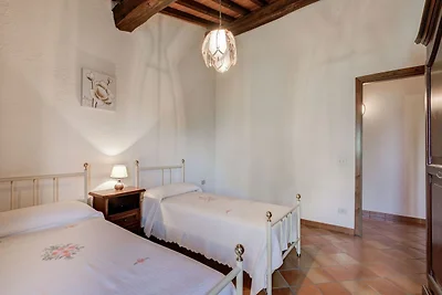 Lussureggiante casale con campo da tennis